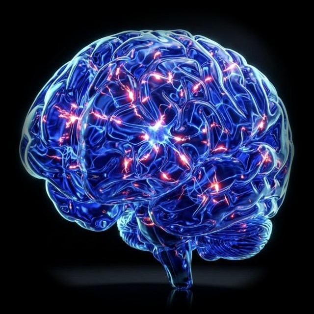 Cerebro de cristal con señales azules y rojas — foco y cognición
